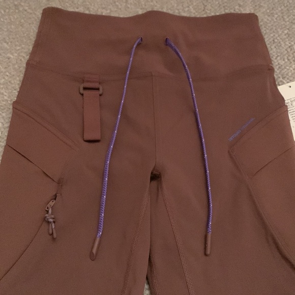 Brand new Lululemon Cargo SHR Hiking Short 8" (Size 6- NWT) - Picture 6 of 7